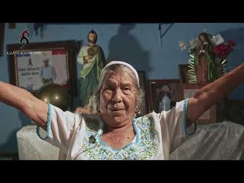 Mujer mayor en un espacio de tradición y oración